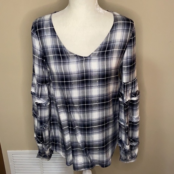 Jane and Delancey long ruffled sleeve Top - Picture 2 of 11